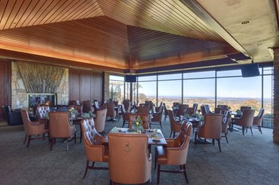 Indoor Table Seating at Serrano Country Club in El Dorado Hills, CA.